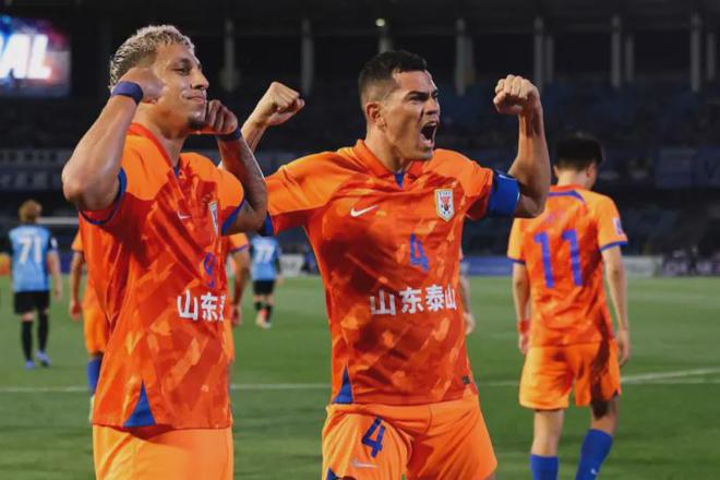 鲁能泰山队员奋力拼搏，领先一步