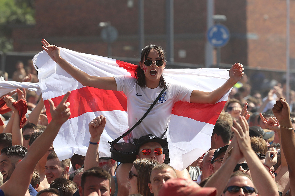 圣埃蒂安球迷为球队欢呼加油 圣埃蒂安球迷为球队欢呼加油