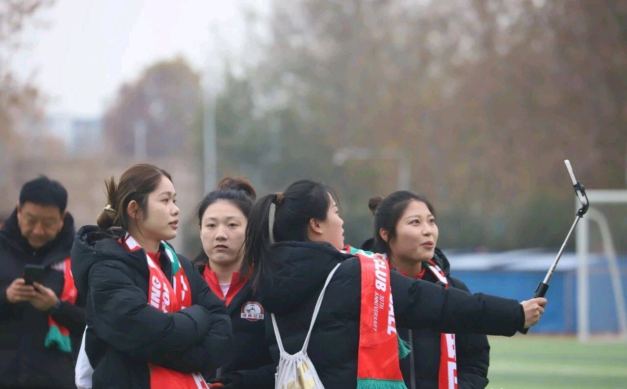 爱游戏网页版-尼姆成功引援两名中场球员，备战新赛季的简单介绍