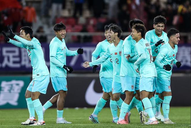 爱游戏登录入口-墨西哥足球队在国际比赛中踢出好戏