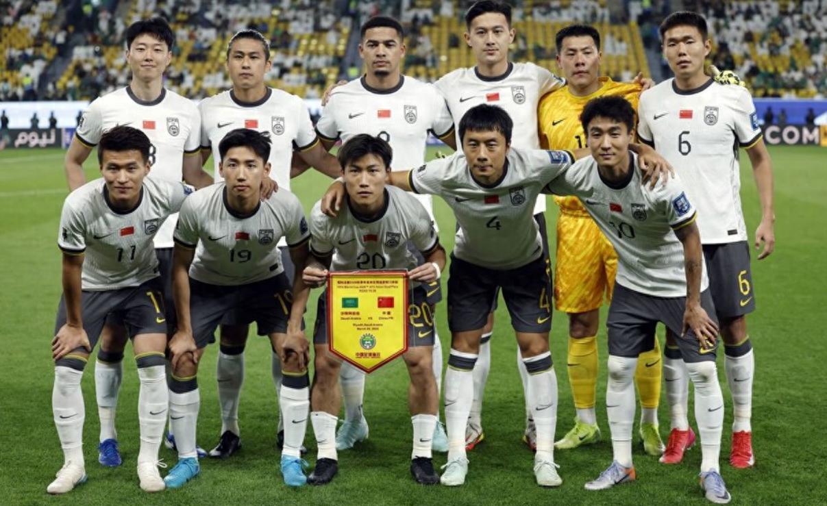 爱游戏登录-足球比赛实力对决，球员奉献全力