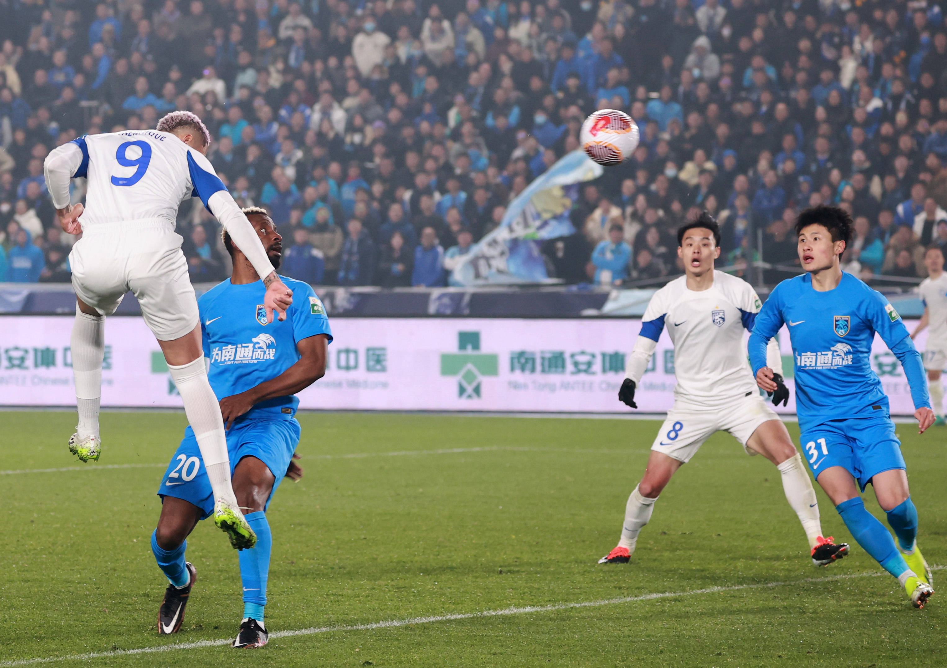 足球比赛实力对决，球员奉献全力