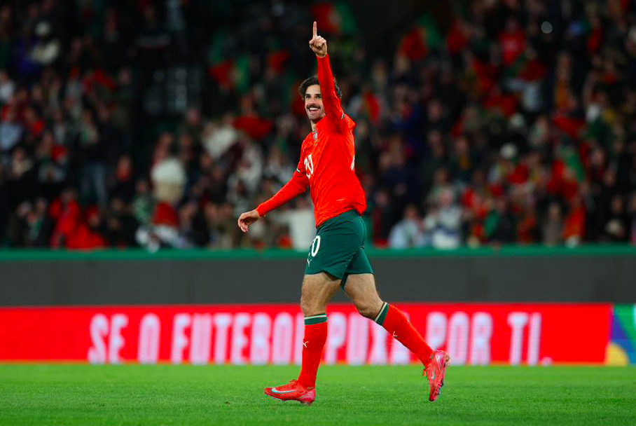 包含热议：曼联主场-失利，晋级形势堪忧的词条