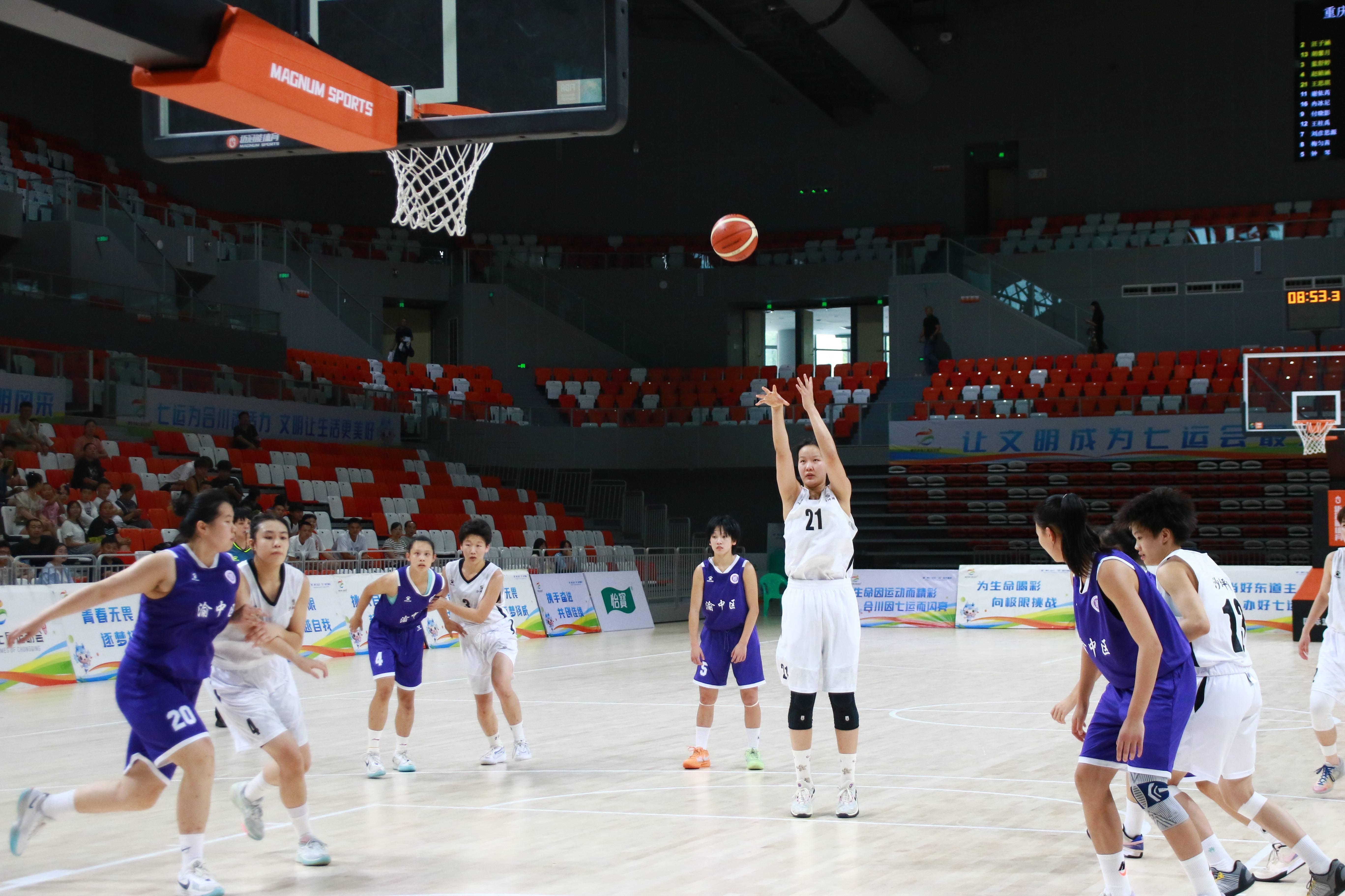 精彩篮球比赛点燃赛场，球队火热对抗