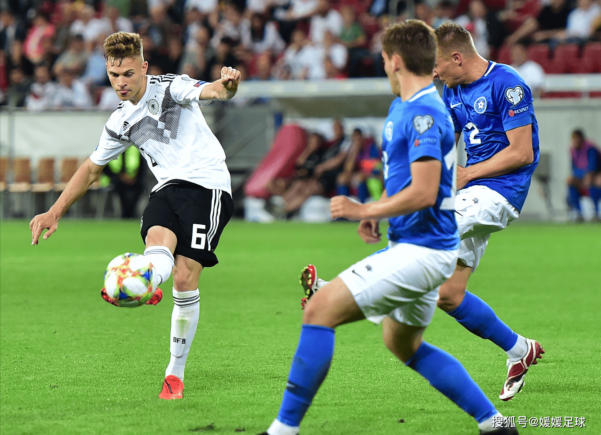 爱游戏官网入口-运动员们在足球比赛中展现出色表现