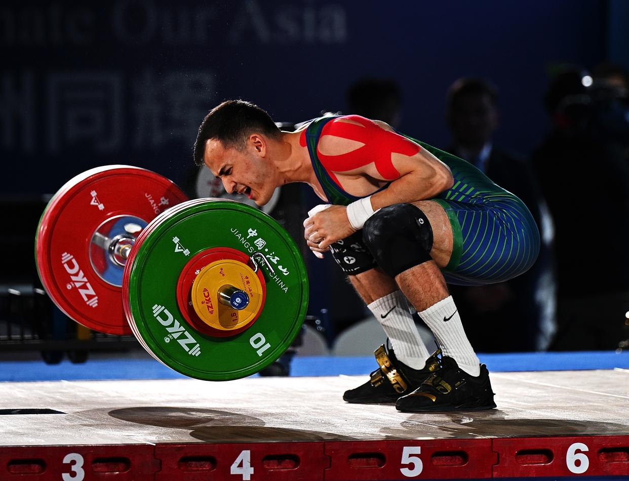 日本代表团在举重比赛中斩获金牌